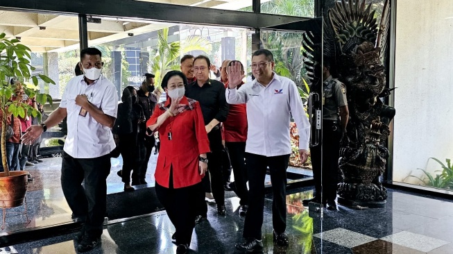 Didampingi Prananda, Begini Gaya Megawati Hadiri Rapat Rutin Parpol Pengusung dan TPN Ganjar