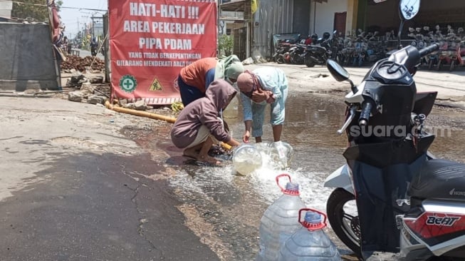 Potret Miris Warga Tarumajaya Ambil Air dari Pipa Perbaikan PDAM: 2 Pekan Mati, Keluarnya Cuma Netes