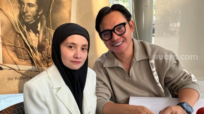 Dodhy Kangen Band dan istri saat ditemui di kawasan Kuningan, Jakarta Selatan pada Selasa (26/9/2023) [Suara.com/Rena Pangesti]