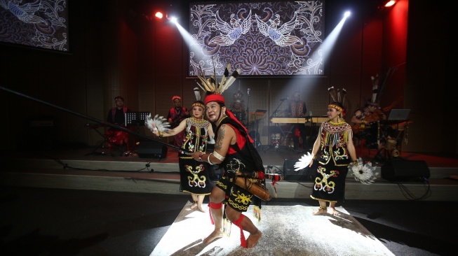 Tari tunggal sumpit, salah satu tarian tradisional Kalimantan yang ditampilkan di pertunjukan seni bertajuk “Suara Harmoni Kalimantan” yang digelar di Galeri Indonesia Kaya, Sabtu (23/9/2023). (Foto: Dok. GIK)