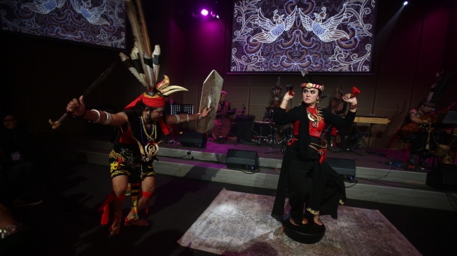 Tari Gong Mandau, salah satu tarian tradisional Kalimantan yang ditampilkan di pertunjukan seni bertajuk “Suara Harmoni Kalimantan” yang digelar di Galeri Indonesia Kaya, Sabtu (23/9/2023). (Foto: Dok. GIK)