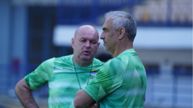 Goran Paulic (Kanan) Saat Bersama Pelatih Kepala Persib, Bojan Hodak (Kiri) Ketika Memimpin Sesi Latihan Klub Persib Bandung. (persib.co.id)