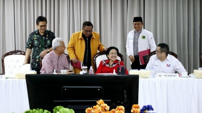 Momen bakal capres Ganjar Pranowo tengah tertawa lepas bersama Ketua Umum PDIP Megawati Soekarnoputri, Ketua Umum Partai Hanura Oesman Sapta Odang (Oso), Ketua Umum Partai Perindo Harry Tanoesoedibjo, Plt Ketua Umum PPP M Mardiono dan Ketua TPNGP Arsjad Rasjid di Gedung High End MNC, Jakarta Pusat, Rabu (27/9/2023). (Dok. DPP PDIP)