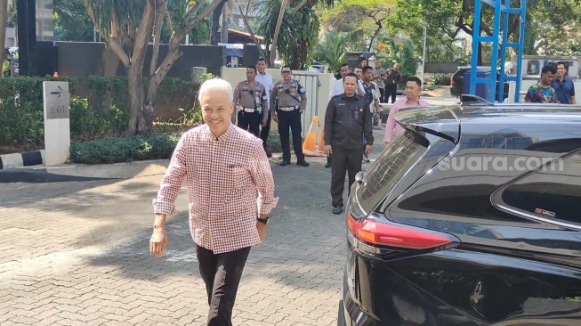 Mirip Kaesang! Ganjar Kenakan Kemeja Kotak-kotak Saat Hadiri Rapat Rutin Partai Koalisi