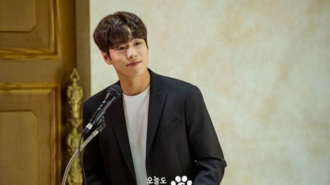 Adu Gaya Cha Eun Woo dan Lee Hyun Woo di A Good Day to Be a Dog (Instagram/@mbcdrama_now)