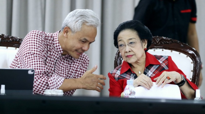 Capres Ganjar Pranowo bicara dengan Ketua Umum DPP PDIP Megawati Soekarnoputri saat rapat Tim Pemenangan Nasional (TPN) Ganjar Pranowo di Gedung High End, Jakarta Pusat, Rabu (27/9/2023). (Foto dok. PDIP)