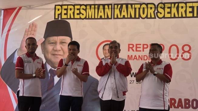 Sekretaris Jenderal Partai Gerindra Ahmad Muzani (ketiga dari kiri) dalam acara peresmian Sekretariat Repro Mandiri 08 di Pasar Minggu, Jakarta Selatan, Rabu (27/9/2023). (Suara.com/Dea)