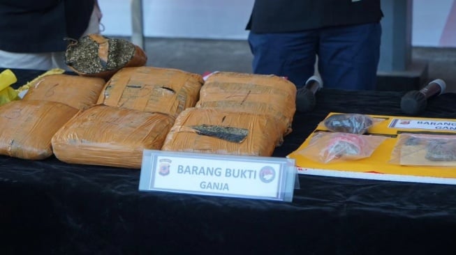 Polres Cimahi berhasil gagalkan pengiriman ganja 10 kilogram dari Medan. (Polres Cimahi)