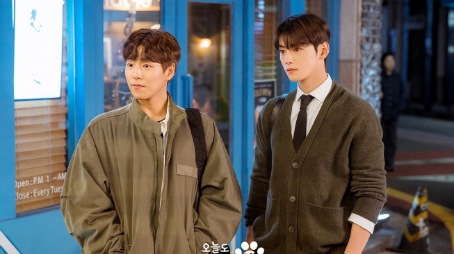 8 Adu Gaya Cha Eun Woo dan Lee Hyun Woo di A Good Day to Be a Dog, Wajah Gantengnya Siap Manjakan Penggemarnya