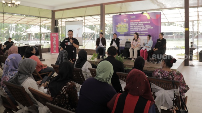 CEO dan Pemimpin Redaksi Suara.com Suwarjono (kedua dari kiri) di acara Pasar Lokal Suara UMKM di The Westlake Resto and Resort, Sleman, DI Yogyakarta, Rabu (27/9/2023). [Suara.com/ Adit Rianto]