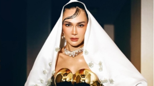 Luna Maya Jalani Pemotretan dengan Gaun Seksi Elegan, Netizen: Pakai Baju Apa Saja, Gak Ada yang Menyaingi