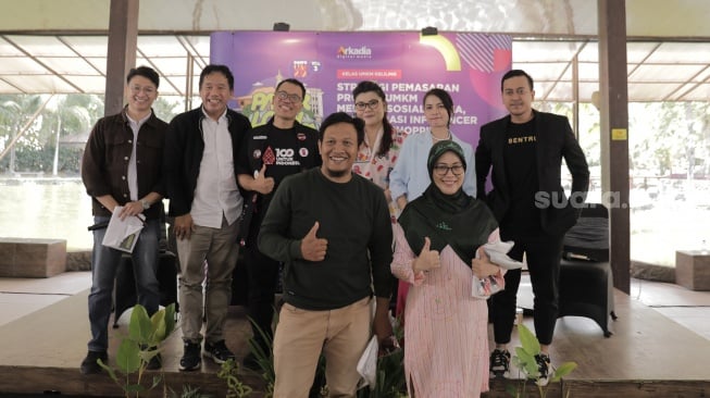 CEO dan Pemimpin Redaksi Suara.com, Suwarjono (kedua dari kiri) di acara Pasar Lokal Suara UMKM di The Westlake Resto and Resort, Sleman, DI Yogyakarta, Rabu (27/9/2023). [Suara.com/ Adit Rianto]