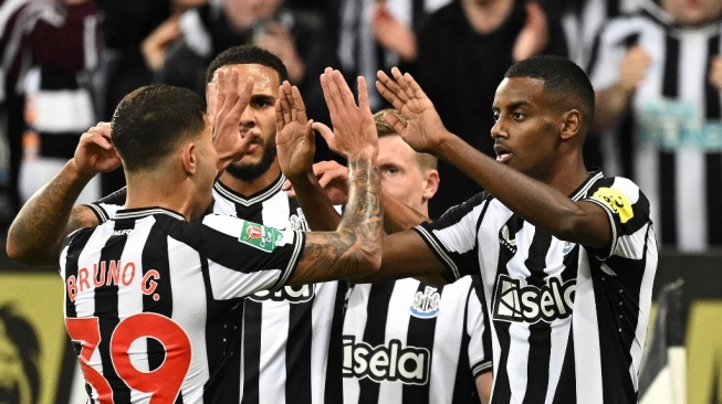 Striker Newcastle United asal Swedia, Alexander Isak (kanan) melakukan selebrasi usai mencetak gol pembuka pada pertandingan putaran ketiga Piala Liga Inggris 2023-2024 antara Newcastle United vs Manchester City di St James' Park di Newcastle-upon-Tyne, timur laut Inggris pada 27 September. 2023.Oli SCARFF / AFP.