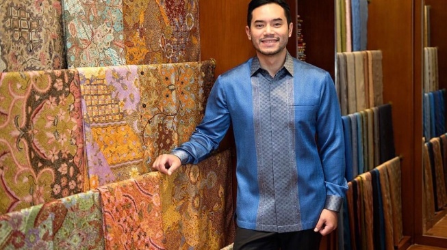 Rino Soedarjo dalam balutan kain tenun dari Batik Concept. (Istimewa)