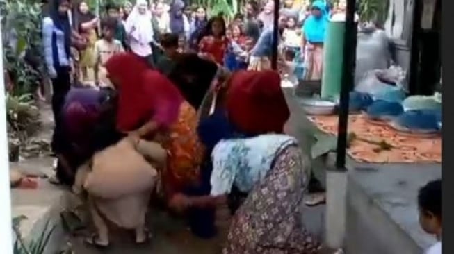 Ibu Hingga Anak Berebut Uang Koin di Lombok Barat, Dipercaya Bisa Sembuhkan Penyakit