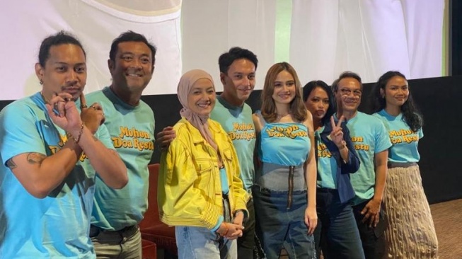 Para pemain film Mohon Doa Restu di tempat acara konferensi pers di area kawasan Kuningan, Jakarta Selatan, Rabu (28/9/2023). [Tiara Rosana/Suara.com]