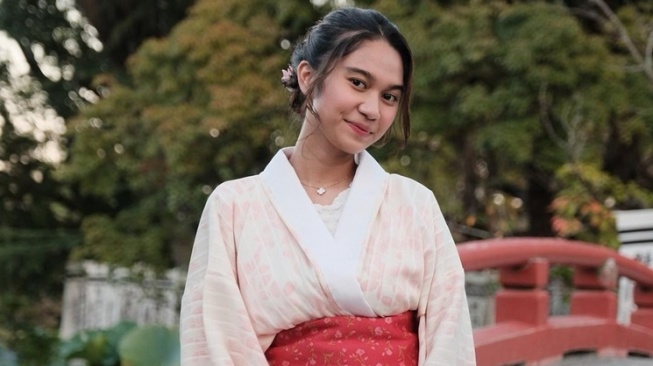 Potret Azizah Salsha Pakai Kimono (Instagram/@azizahsalsha_)