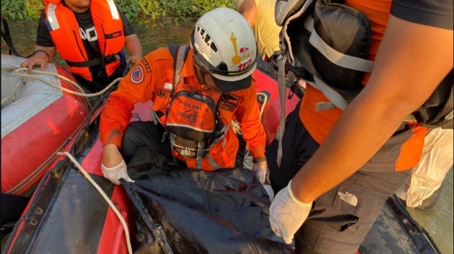 Tenggelam di Kali Sunter, Rafi Ditemukan Sudah Meninggal 30 Meter dari Lokasi Berenang