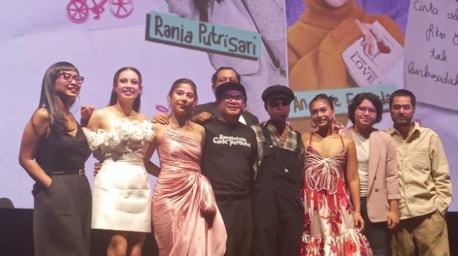 Para pemeran film Bangsatnya Cinta Pertama dalam jumpa pers di kawasan Kuningan, Jakarta Selatan, Kamis (28/9/2023). [Tiara Rosana/Suara.com]