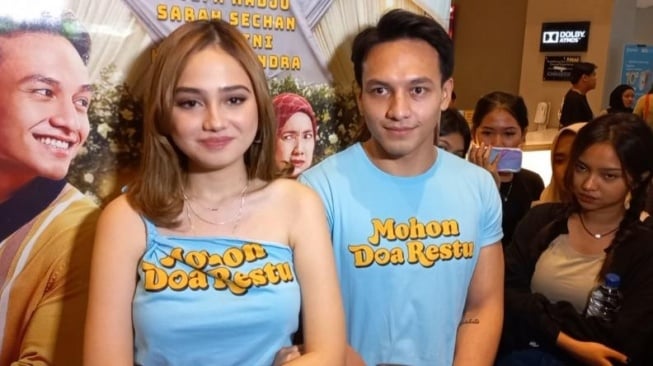 Jefri Nichol dan Syifa Hadju dalam jumpa pers film Mohon Doa Restu di kawasan Kuningan, Jakarta Selatan, Rabu (28/9/2023). [Tiara Rosana/Suara.com]