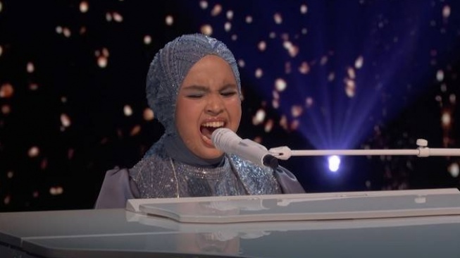 Raih Juara 4 America's Got Talent 2023, Ini Momen Putri Ariani Dipeluk Simon Cowell Usai Tampil di Babak Final