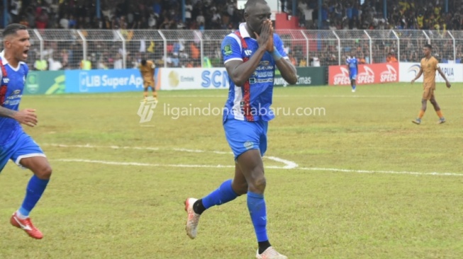 Striker PSBS Biak, Mamadou Barry (Kanan) Usai Mencetak Gol Ke Gawang Persiba Balikpapan di laga pekan ke-4 Pegadaian Liga 2 musim ini. (ligaindonesiabaru.com)