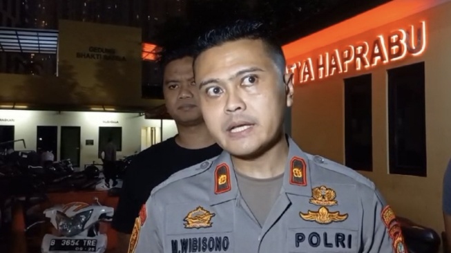 Kapolsek Tanjung Duren, Kompol Muharram Wibisono saat ditemui awak media di Mapolsek Tanjung Duren, Rabu (27/9/2023) malam. (Suara.com/Faqih)