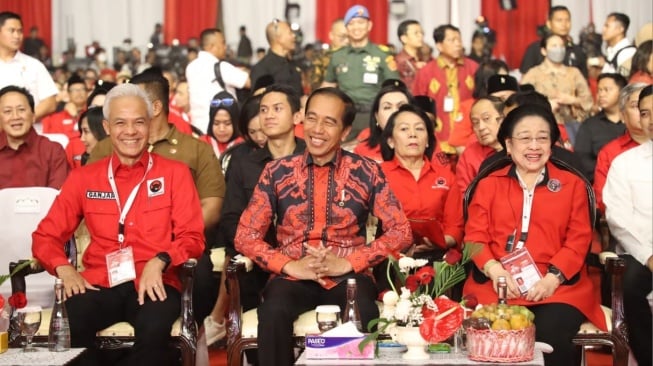 Ketika Jokowi Tebar Senyum Saat Duduk Diapit Megawati dan Ganjar di Rakernas IV PDIP