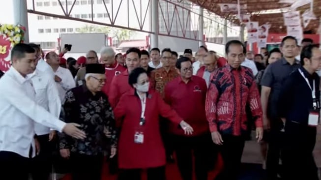 Ketum PDIP Megawati Soekarnoputri bersama Wapres Amin Ma'ruf dan Presiden Jokowi dalam agenda Rakernas IV PDIP yang digelar di Jiexpo Kemayoran, Jakarta, Jumat (29/8/2023). [Tangkapan layar YouTube]