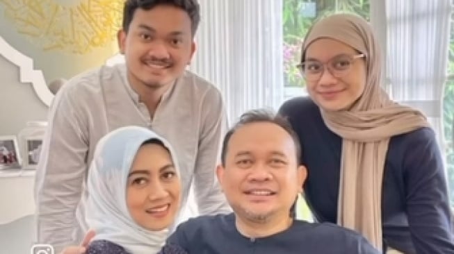 Potret Mesra Cak Lontong dan Istri (Instagram/@caklontong)