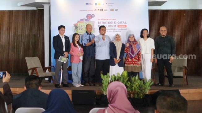 Para narasumber foto bersama pada acara Pasar Lokal Suara UMKM di Bumi Sangkuriang dan Corcordia Hotel, Cimbuleuit, Bandung, Jawa Barat, pada Kamis (21/9/2023).  (Suara.com/Adit Rianto)