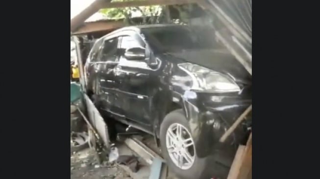 Bocah 16 Tahun Nyetir Mobil Hingga Tabrak Warung di Samarinda, Malah Ngamuk Saat Ditegur Warga