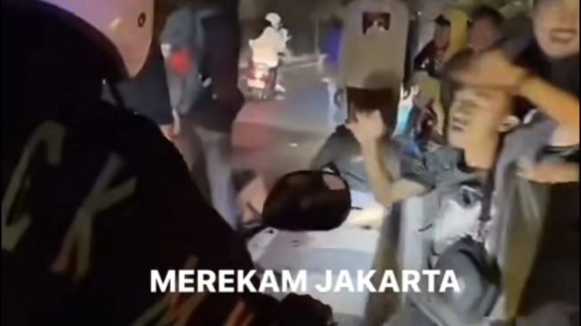 Mencekam! Viral Aksi Balap Liar di Kembangan Jakbar Berakhir Petaka, Banyak Orang Tergeletak di Jalanan