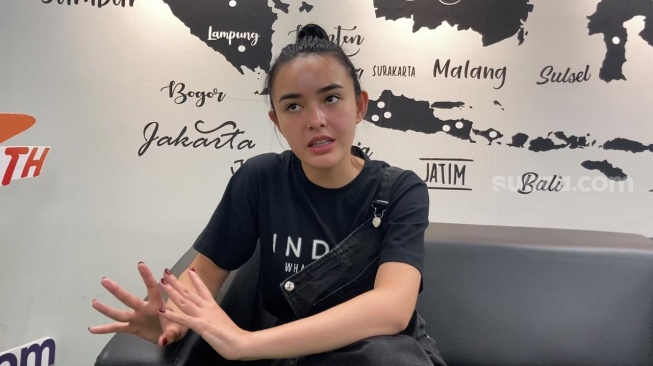 Amanda Manopo di sela kunjungannya ke kantor Suara.com yang berlokasi di kawasan Mega Kuningan, Jakarta Selatan pada Jumat (29/9/2023). [Suara.com/Adiyoga Priyambodo]