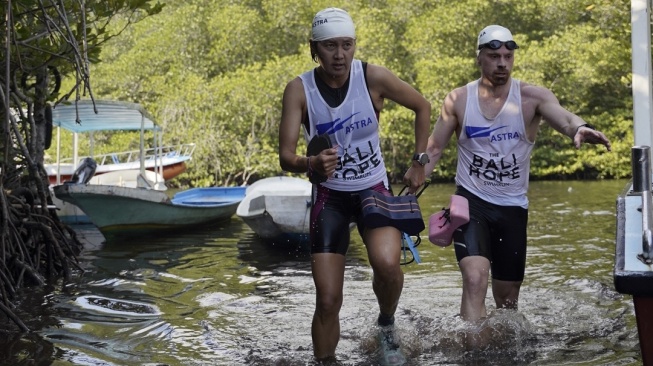 Atlet triathlon wanita Indonesia Inge Prasetyo (kiri), dan atlet asal Australia Nicholas Leman (kanan) saat mengikuti kegiatan Bali Hope Swimrun 2023 di Nusa Lembongan pada (29/9/2023) [Astra].