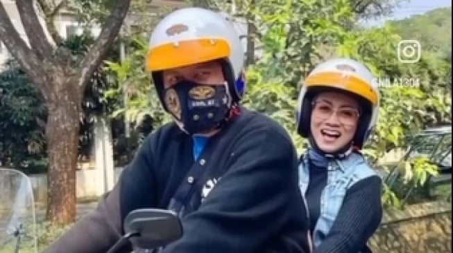 Potret Mesra Cak Lontong dan Istri (Instagram/@caklontong)