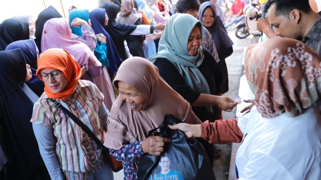 Harga Beras Meroket, Relawan Sandiaga Uno Buka Bazar Sembako Murah: Laris Sekejap Mata