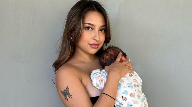 Potret Jennifer Coppen melahirkan bayi Kamari.  (Instagram/jennifercoppenreal20)
