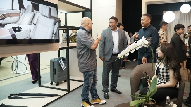 Irvino Edwardly (Sales & Marketing Director, PT JLM Auto Indonesia) bersama para tamu undangan di Range Rover Boutique [PT JLM Auto Indonesia].