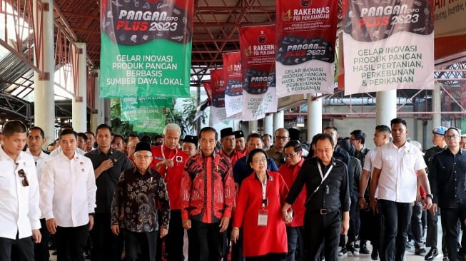 Ketum PDIP Megawati Soekarnoputri bersama Presiden Jokowi dan Wapres Ma'ruf Amin beserta capres Ganjar Pranowo saat tiba di arena Rakernas IV kawasan Jiexpo Kemayoran. [DOK DPP PDIP]