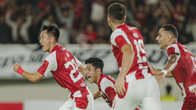 Para pemain Persis Solo merayakan gol kedua mereka atas Persija Jakarta dalam laga pekan ke-14 BRI Liga 1 2023-2024 di Stadion Manahan, Solo, Sabtu (30/9/2023). [Dok. Persis Solo]