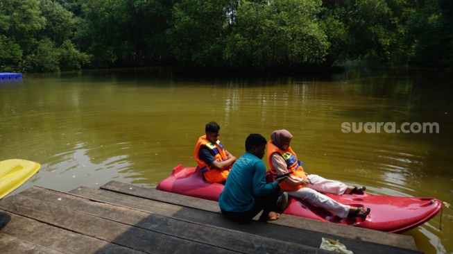 Liburan di Taman Mangrove Jakarta atau Taman Wisata Alam Angke Kapuk di Jakarta Utara. (Dini/Suara.com)