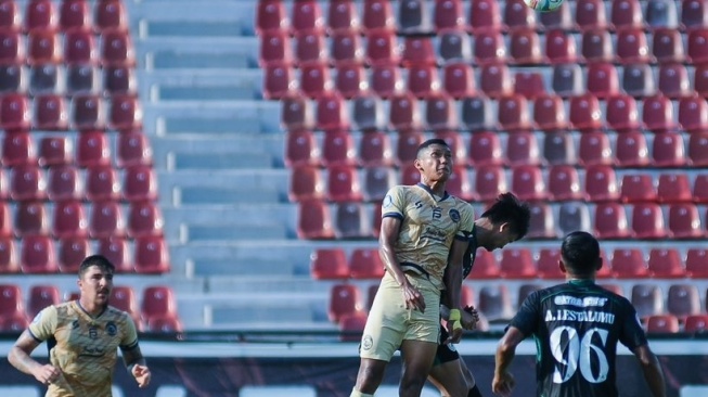 Duel Arema FC vs PSS Sleman dalam laga pekan ke-14 BRI Liga 1 2023-2024 di Stadion Kapten I Wayan Dipta, Gianyar, Bali, Sabtu (30/9/2023). [Dok. Arema FC]