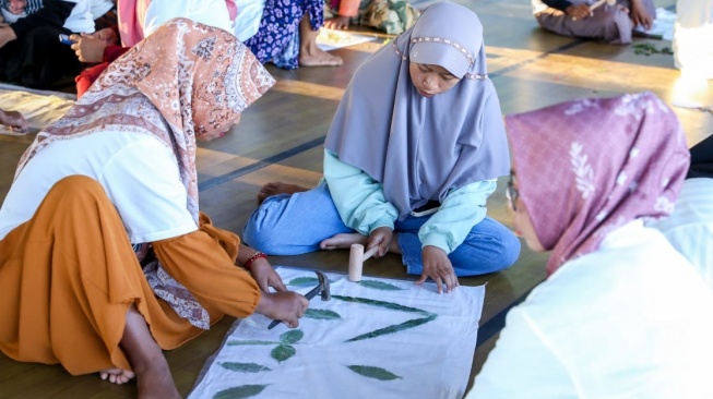 Pelatihan Membatik Ecoprint dengan Teknik Pounding Dapat Antusiasme Tinggi dari Warga di Desa Ketawang Laok