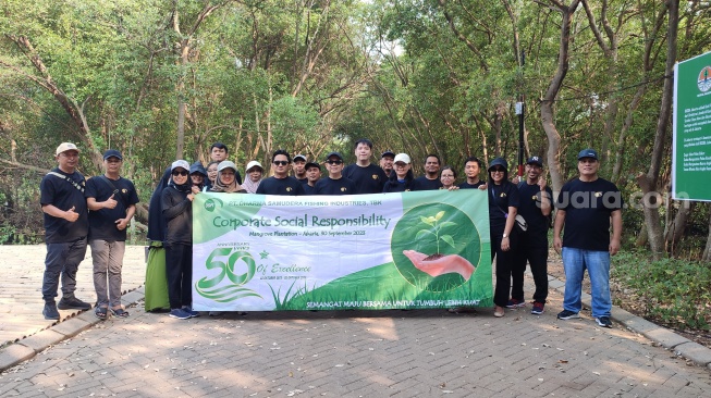 DFSI menanam 50 pohon mangrove di Taman Mangrove Jakarta Utara, Sabtu (30/9/2023). (Dini/Suara.com)