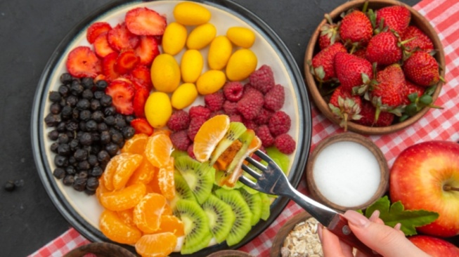 Konsumsi buah dapat melancarkan pencernaan (Freepik/KamranAydinov)