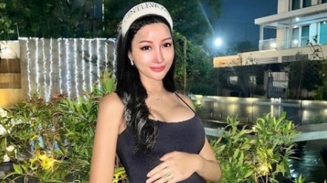 Pamer Foto Membuncit, Netizen Salfok ke Bentuk Perut Lucinta Luna: Kok Kotak