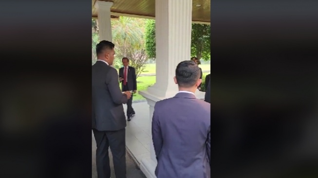 Reaksi Presiden Joko Widodo atau Jokowi melihat Ibu Negara, Iriana Jokowi saat diberikan kejutan ulang tahun oleh Paspampres di Kompleks Istana Kepresidenan, Jakarta, Minggu (1/10/2023). (Tiktok)