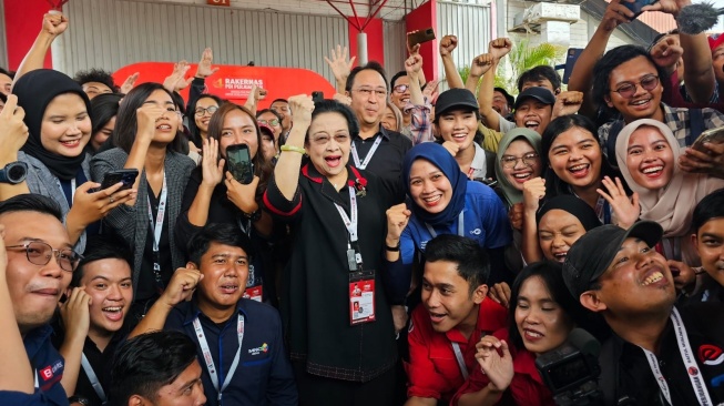 Megawati dan Prananda Berfoto Bersama Wartawan di Hari Ketiga Rakernas IV PDIP