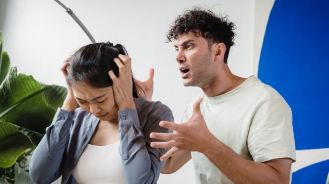 6 Tanda Pasangan Melakukan Verbal Abuse, Jangan Dibiarkan!